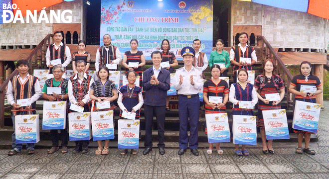 Phó trưởng ban Dân vận Thành ủy Lê Văn Minh (thứ 6, bên trái sang) cùng lãnh đạo Bộ Tư lệnh Vùng Cảnh sát biển 2 trao quà cho bà con có hoàn cảnh khó khăn tại xã Hòa Bắc (huyện Hòa Vang) nhân dịp Tết Nguyên đán 2024. Ảnh: N.QUANG