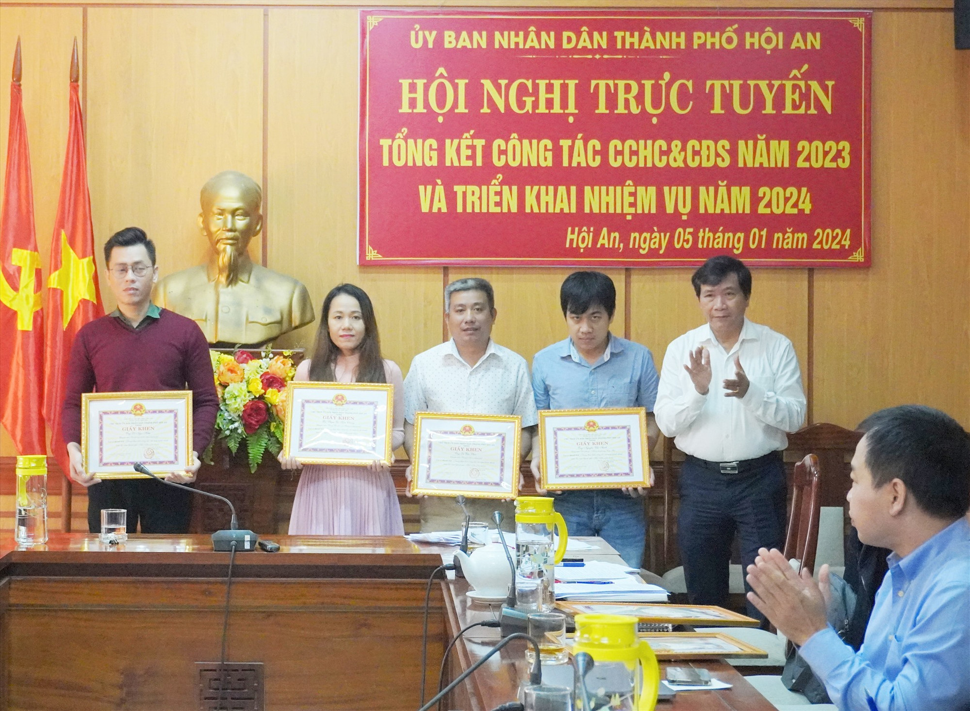 UBND TP.Hội An khen thưởng các tập thể và các nhân có thành tích trong thực hiện công tác CCHC năm 2023. Ảnh: Phan Sơn.