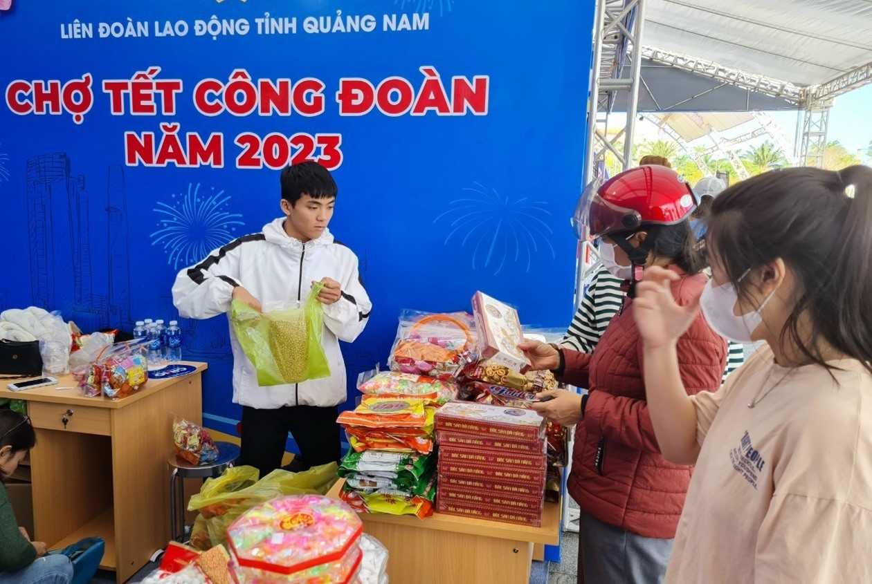 Năm 2023, Chợ tết Công đoàn mua hàng trực tiếp được tổ chức tại Quảng Nam. Ảnh: D.L