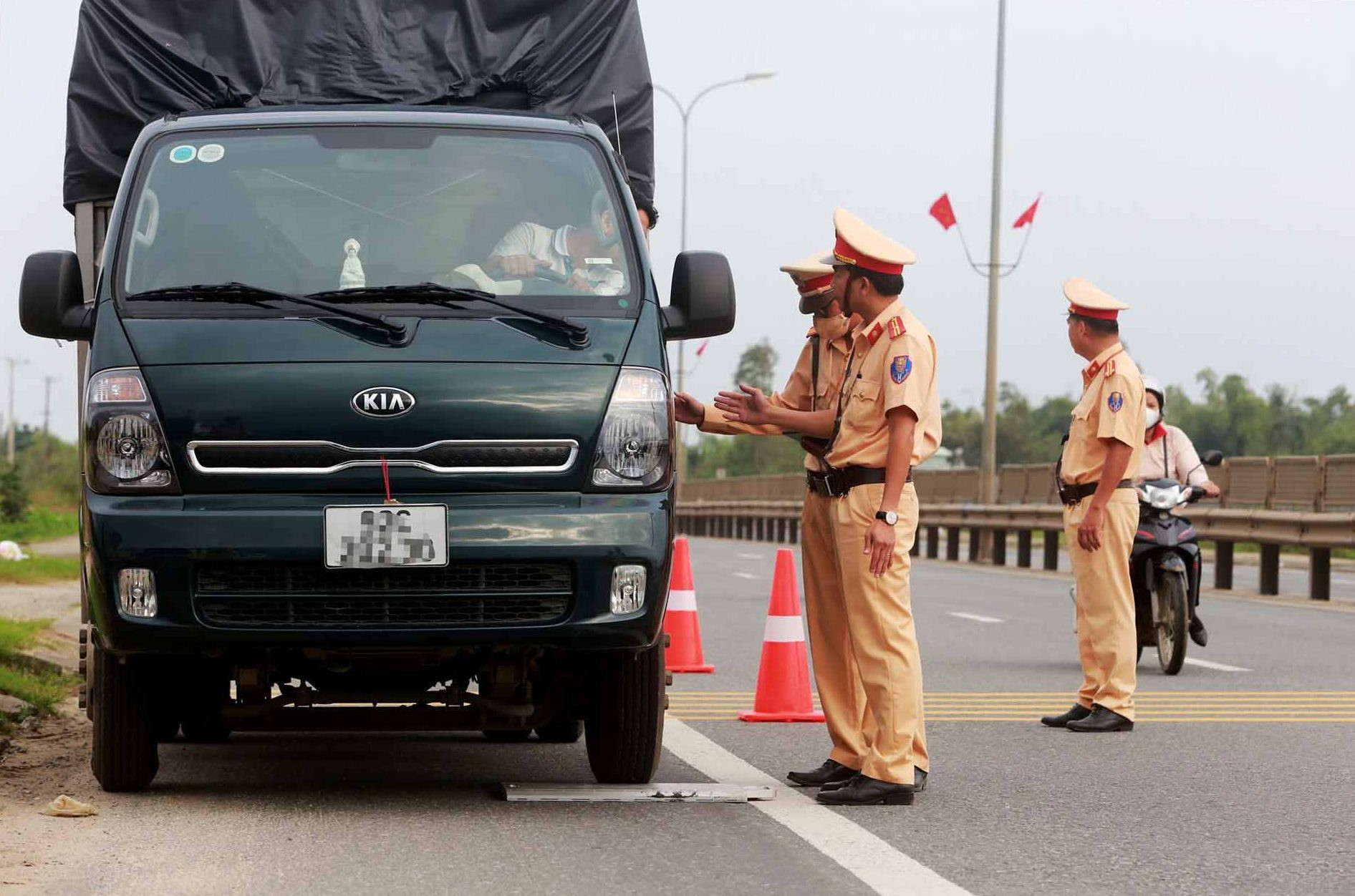 Lực lượng CSGT Công an Quảng Nam tuần tra kiểm soát trên tuyến Quốc lộ 1. Ảnh: P.G