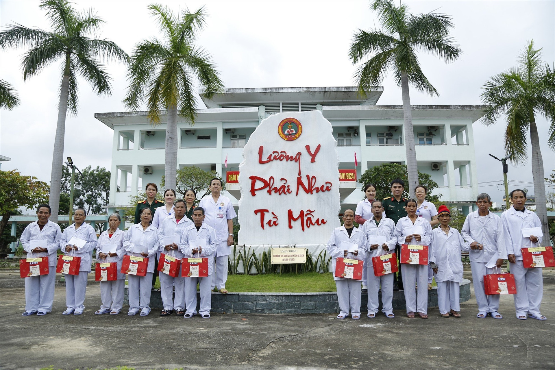 Bệnh viện Quân y 17 trao quà cho người dân thuộc diện đối tượng chính sách huyện Nam Giang. Ảnh: H.TỊNH