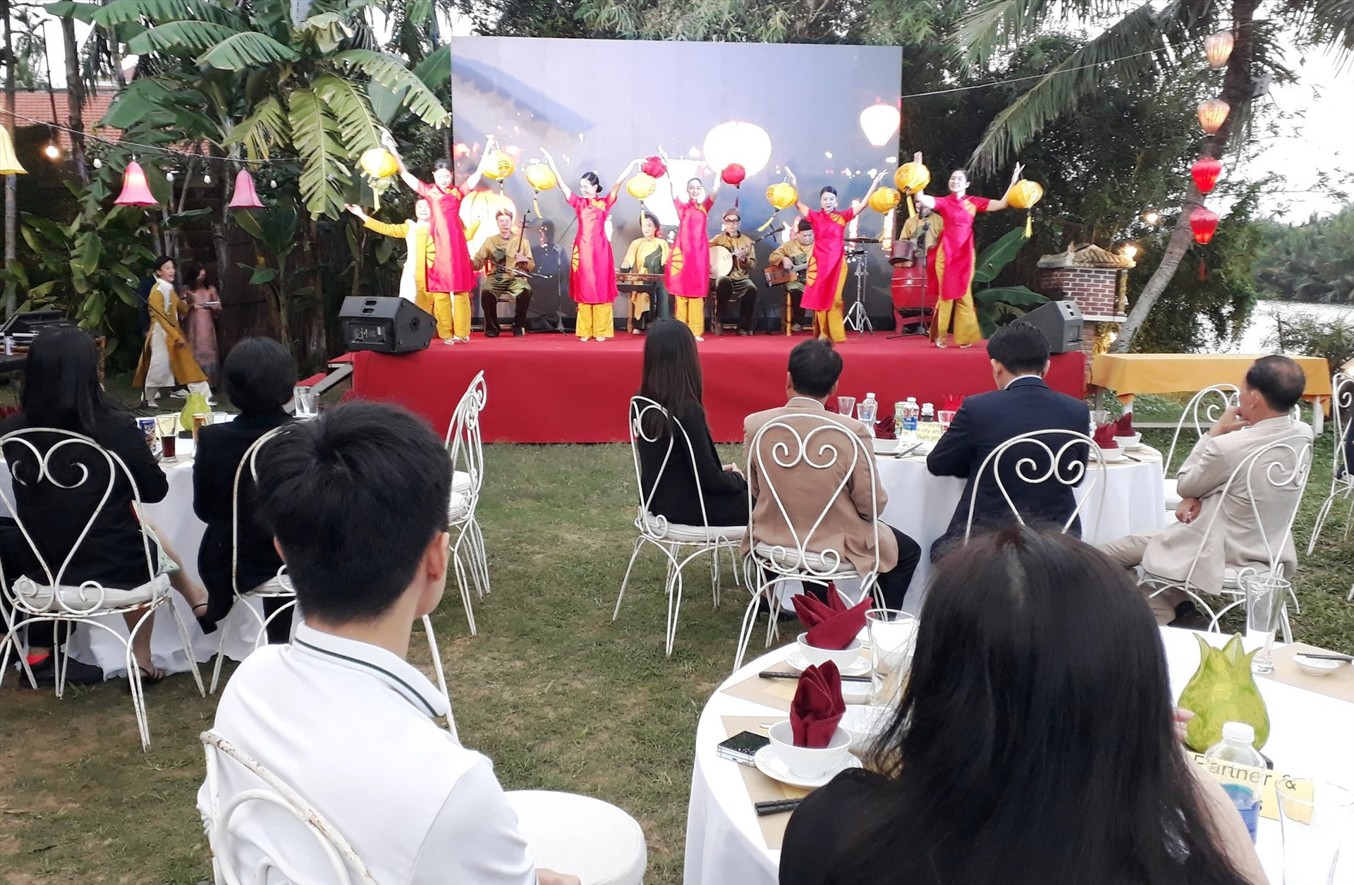 Trong chương trình gala, đoàn lữ hành Philippines rất thích khi được xem chương trình biểu diễn nghệ thuật dân tộc của Nhà biểu diễn nghệ thuật cổ truyền Hội An.