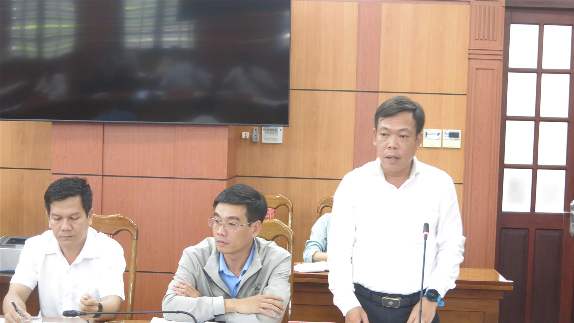 Ông Ngô Ngọc Hùng - Phó giám đốc Sở Xây dựng trình bày và trao đổi ý kiến với các đại biểu tại phiên họp
