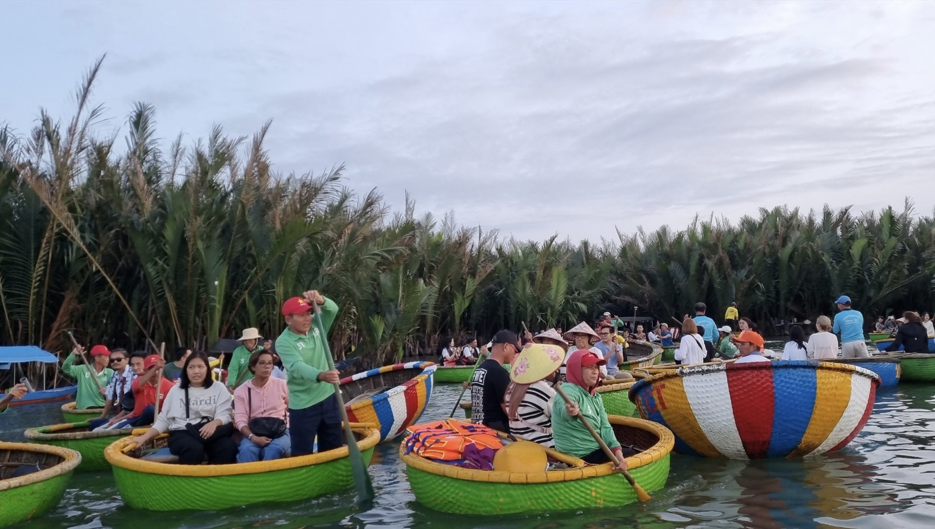 Đoàn famtrip trải nghiệm hoạt động thuyền thúng tại rừng dừa nước Cẩm Thanh. Ảnh: K.L