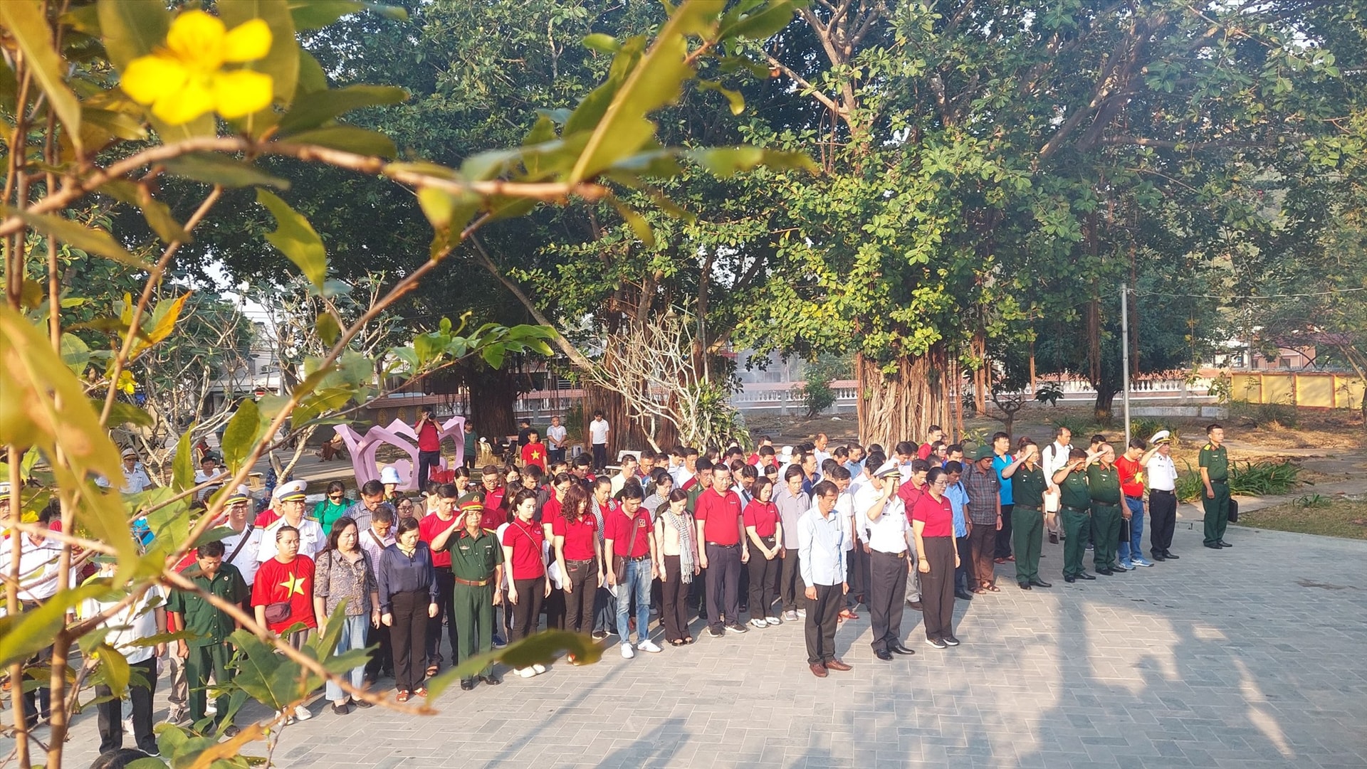 Đoàn công tác của Bộ Tư lệnh Vùng 5 Hải quân làm lễ tưởng niệm tại Đền thờ Thổ Châu.