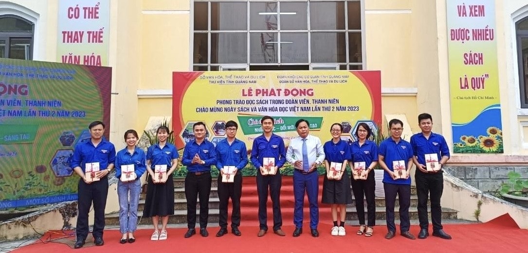 Thư viện tỉnh phối hợp với các hội, đoàn thể tổ chức phát động phong trào đọc sách. Ảnh: TVQN