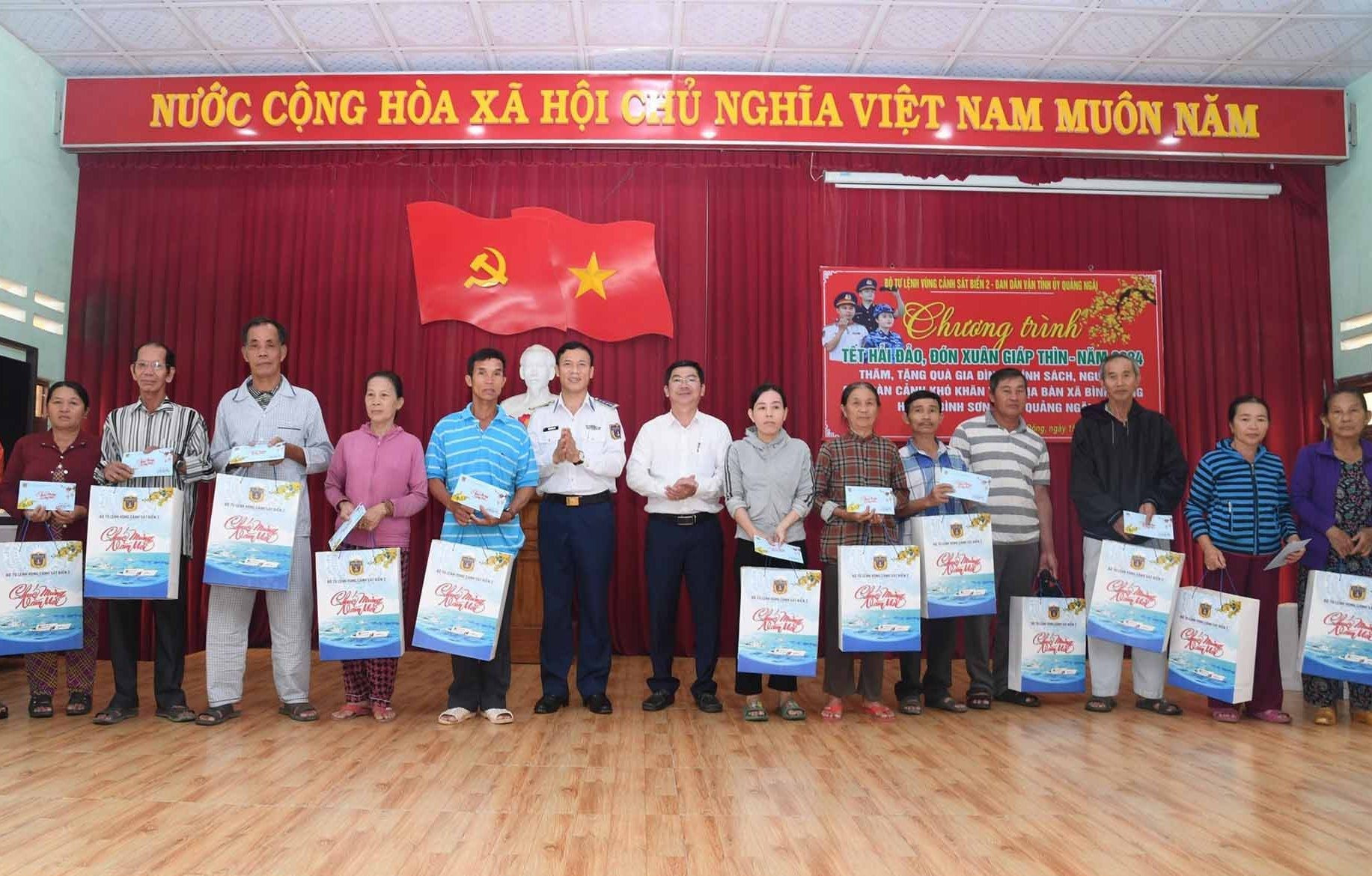 Lãnh đạo Vùng Cảnh sát biển 2 và lãnh đạo huyện Bình Sơn trao quà cho gia đình ngư dân có hoàn cảnh khó khăn xã Bình Đông (Bình Sơn) Ảnh: H.Đ