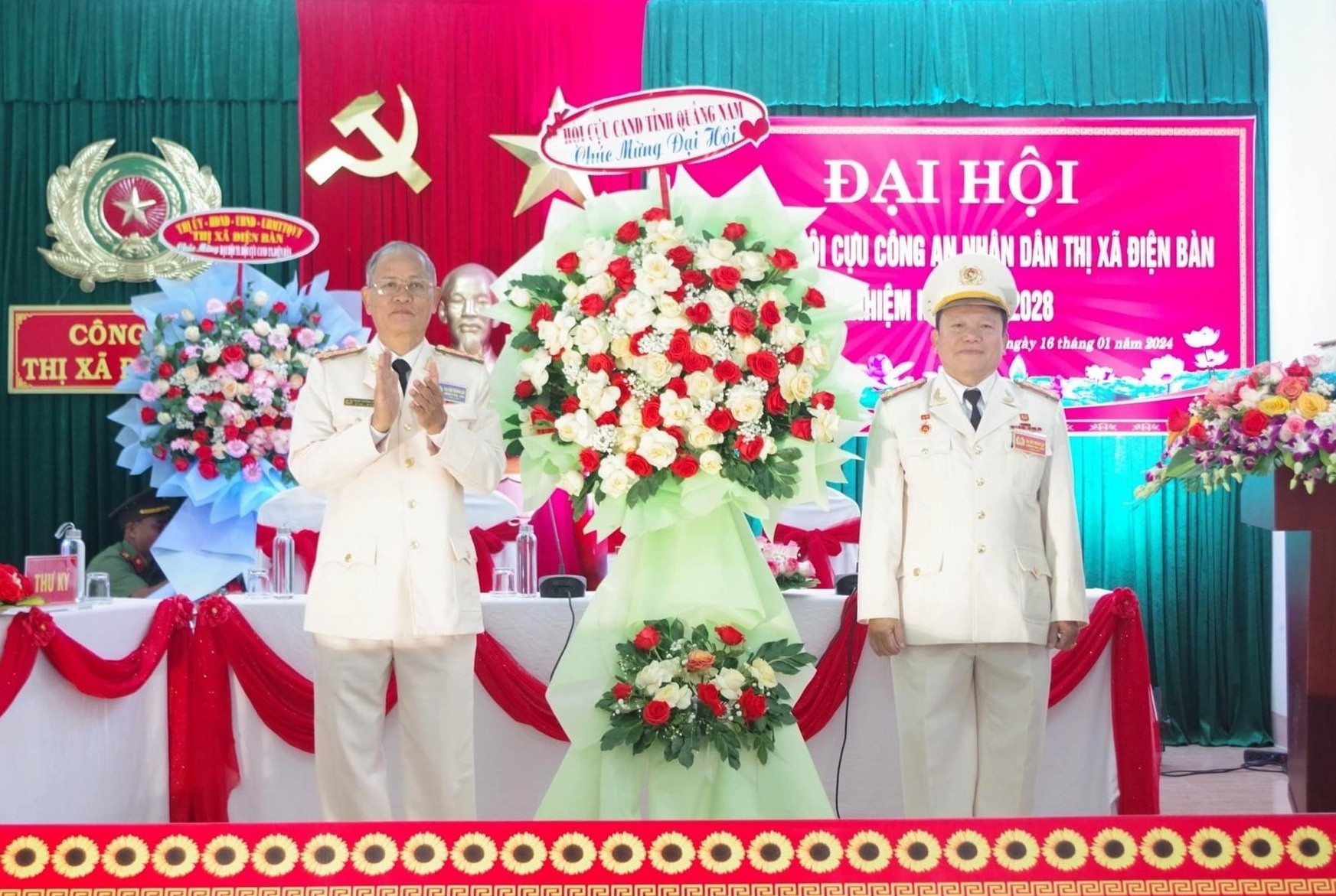 Ông Trà Thanh Hoàng (bên phải) được bầu giữ chức Chủ tịch Hội Cựu Công an nhân dân thị xã Điện Bàn, nhiệm kỳ 2023-2028. Ảnh: C.A