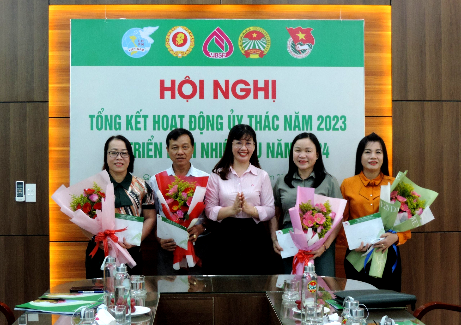 Bà Lê Thị Kim Anh - Phó Giám đốc Chi nhánh Ngân hàng CSXH tỉnh chúc mừng các đơn vị được khen thưởng. Ảnh: Q.VIỆT