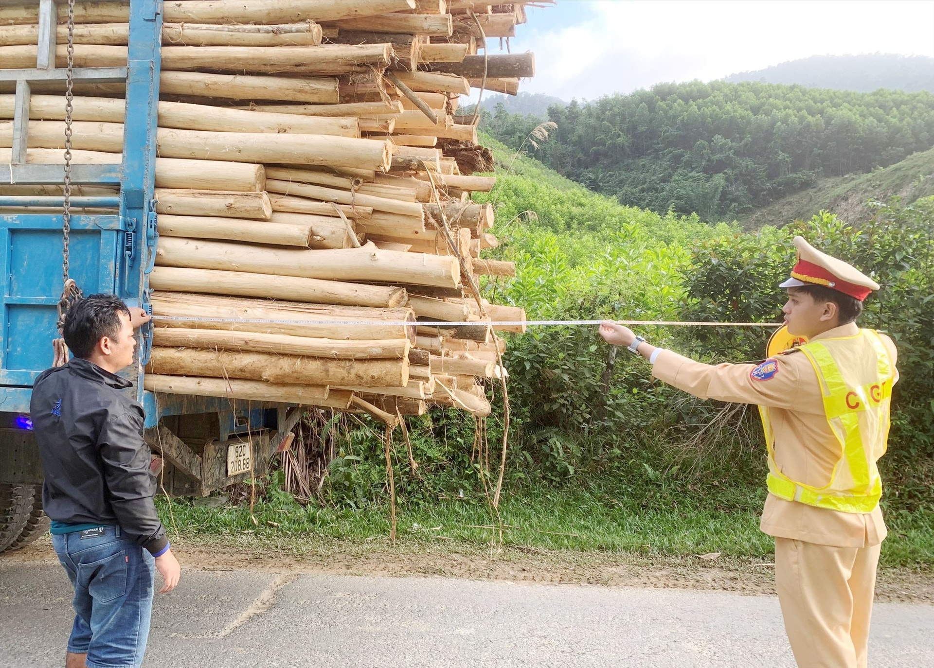 Cảnh sát giao thông Đông Giang sẽ tăng cường tuần tra kiểm soát, xử lý vi phạm xe chở quá tải trọng, quá kích thước thành thùng. Ảnh: KK