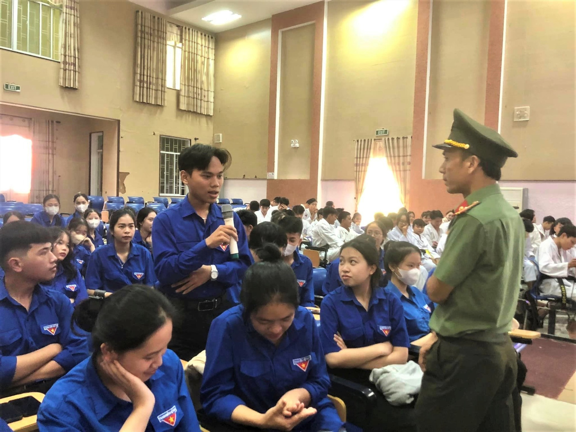 Tuyên truyền về an ninh trật tự cho học sinh Trường THPT Duy Tân và võ sinh Nghĩa Dũng Karatedo. Ảnh: Đ.D