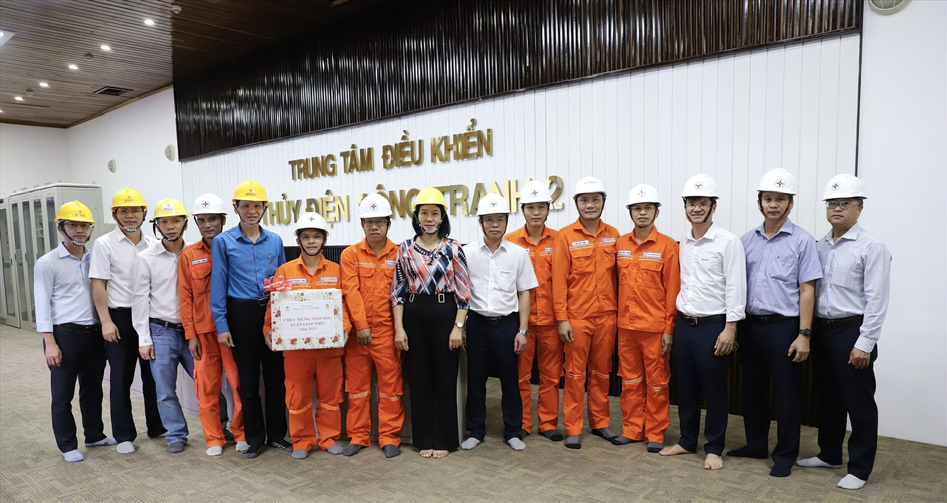 Đoàn Công đoàn Tổng công ty Phát điện 1 thăm hỏi chuics Tết người lao động tại Nhà máy Thủy điện Sông Tranh 2. Ảnh Q.L