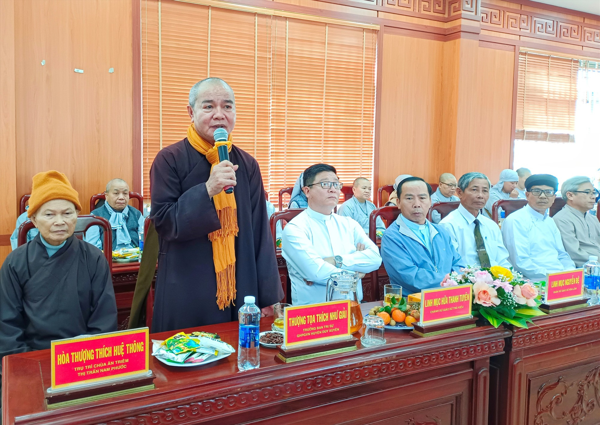 Đại biểu Giáo hội Phật giáo huyện Duy Xuyên phát biểu tại buổi họp mặt