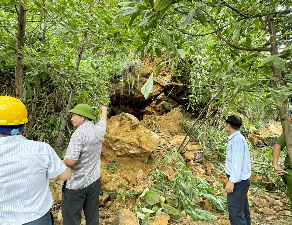 Đại diện chủ đầu tư dự án đóng cửa mỏ vàng Bồng Miêu cho biết, đến nay đã cơ bản hoàn thành việc cho nổ mìn đánh sập các cửa hầm lò khai thác trái phép theo kế hoạch thi công. Ảnh: N.Đ