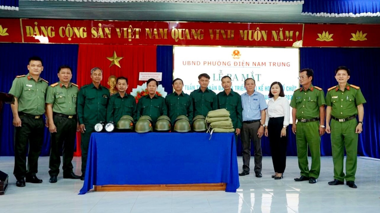 Ra mắt “Đội tuần tra nhân dân và tự quản về an ninh trật tự” ở phường Điện Nam Trung. Ảnh: C.A