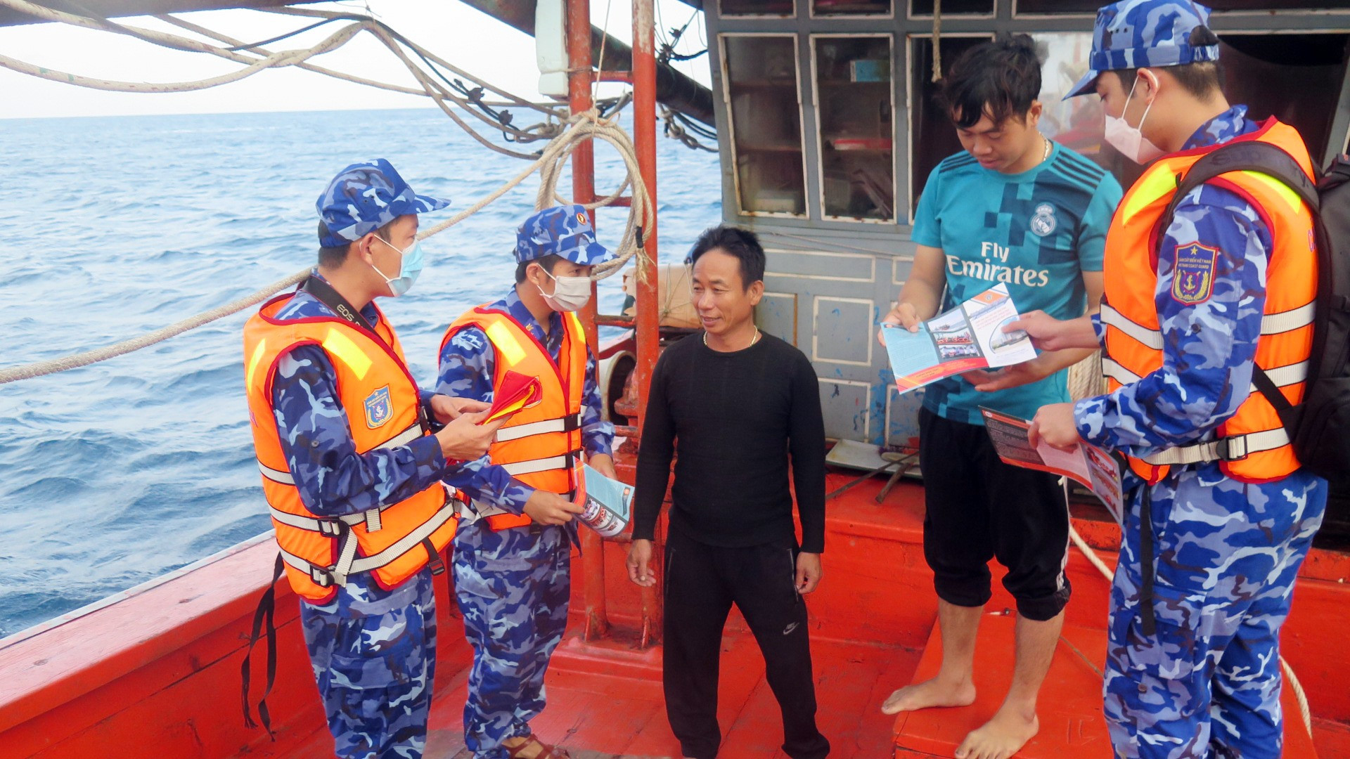 Cảnh sát biển tuyên truyền chống khai thác IUU cho ngư dân hoạt động trên biển.
