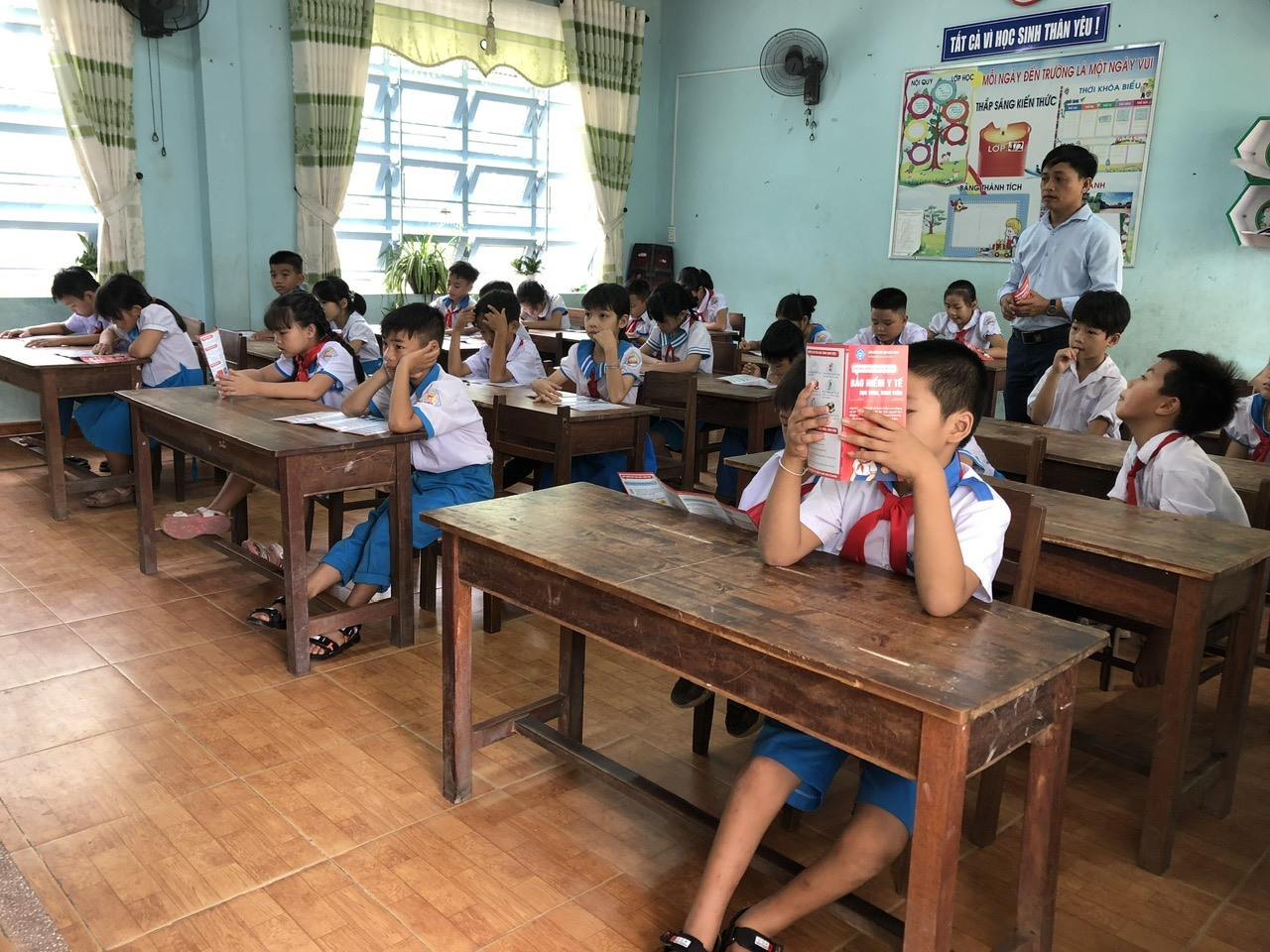BHXH huyện Thăng Bình phát tờ rơi tuyên truyền bảo hiểm y tế cho học sinh