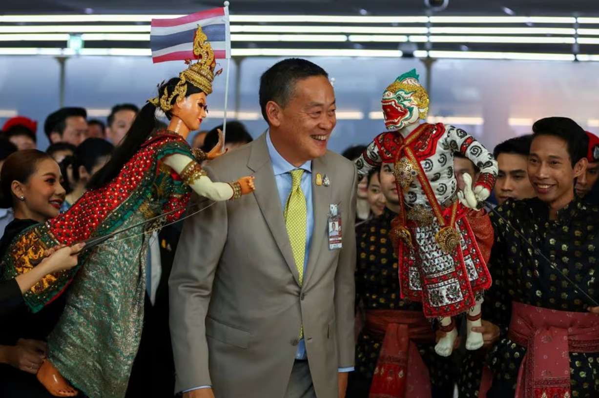 Thủ tướng Thái Lan Srettha Thavisin chụp ảnh cùng những con rối truyền thống của Thái Lan trong buổi lễ chào đón đợt khách du lịch Trung Quốc đầu tiên theo chương trình miễn thị thực 5 tháng tại Sân bay Quốc tế Bangkok, Thái Lan, ngày 25 tháng 9 năm 2023. Ảnh: Reuters