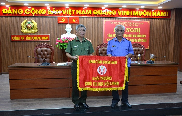 Trao cờ Khối trưởng cho đại diện Viện Kiểm sát nhân dân tỉnh. Ảnh: M.T