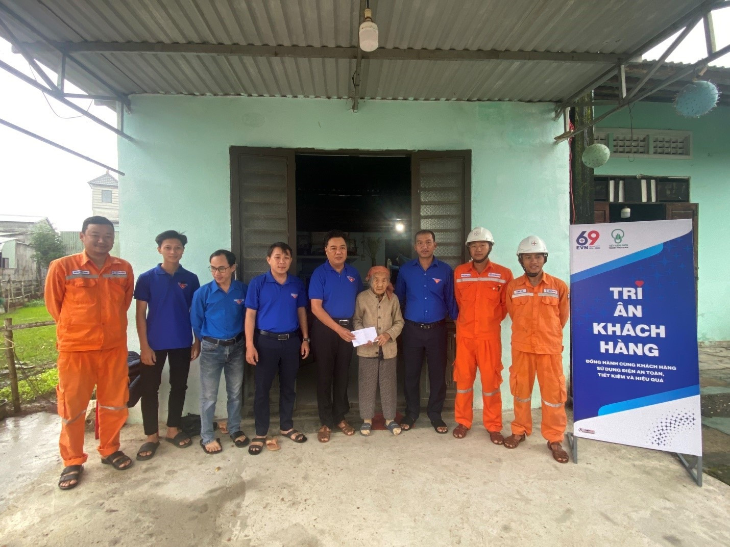 Tặng quà và hỗ trợ sửa chữa điện cho Mẹ VNAH Nguyễn Thị Cầm (Đại Nghĩa).