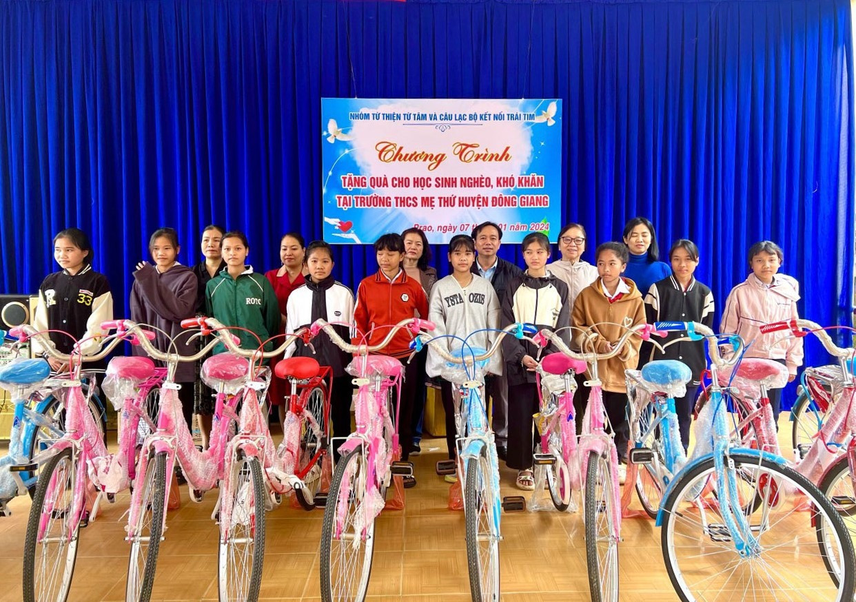Câu lạc bộ Kết nối trái tim tại Hà Nội tặng 55 chiếc xe đạp, 39 bộ quần áo đồng phục, 4 máy tính Casio, 50 áo ấm, 16 ram vở và 20 suất quà tiền mặt (mỗi suất 500 nghìn đồng).