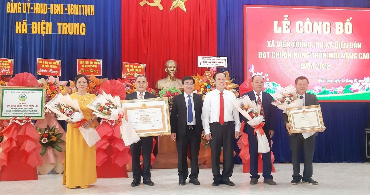 Trao Bằng công nhận đạt chuẩn xã NTM nâng cao năm 2022 và Bằng khen của UBND tỉnh cho lãnh đạo xã Điện Trung. Ảnh: N.S