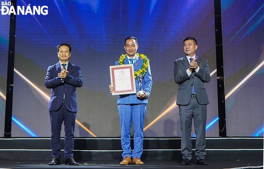 Ông Lê Đình Nam (giữa), Phó Tổng Giám đốc Furama Resort Đà Nẵng đại diện nhận cúp vinh danh từ ban tổ chức. Ảnh: Furama cung cấp.