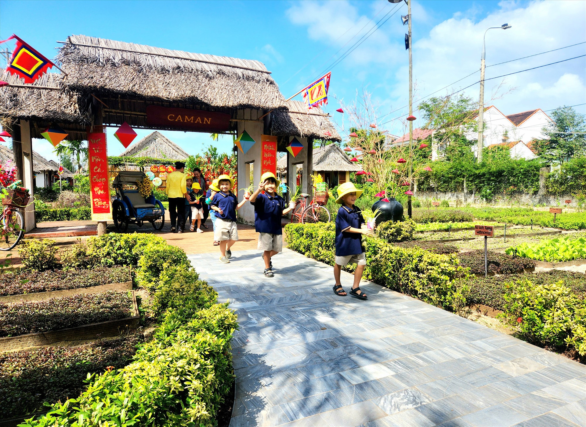 Trẻ em trải nghiệm Caman Village, Silk Sensen Hội An River Resort (Cẩm An, TP.Hội An) - một điểm đến đã được cấp chứng nhận xanh. Ảnh: Q.T