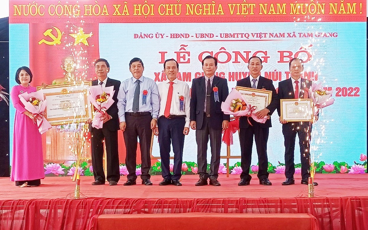 Trao bằng công nhận xã Tam Giang đạt chuẩn nông thôn mới nâng cao Ảnh VP