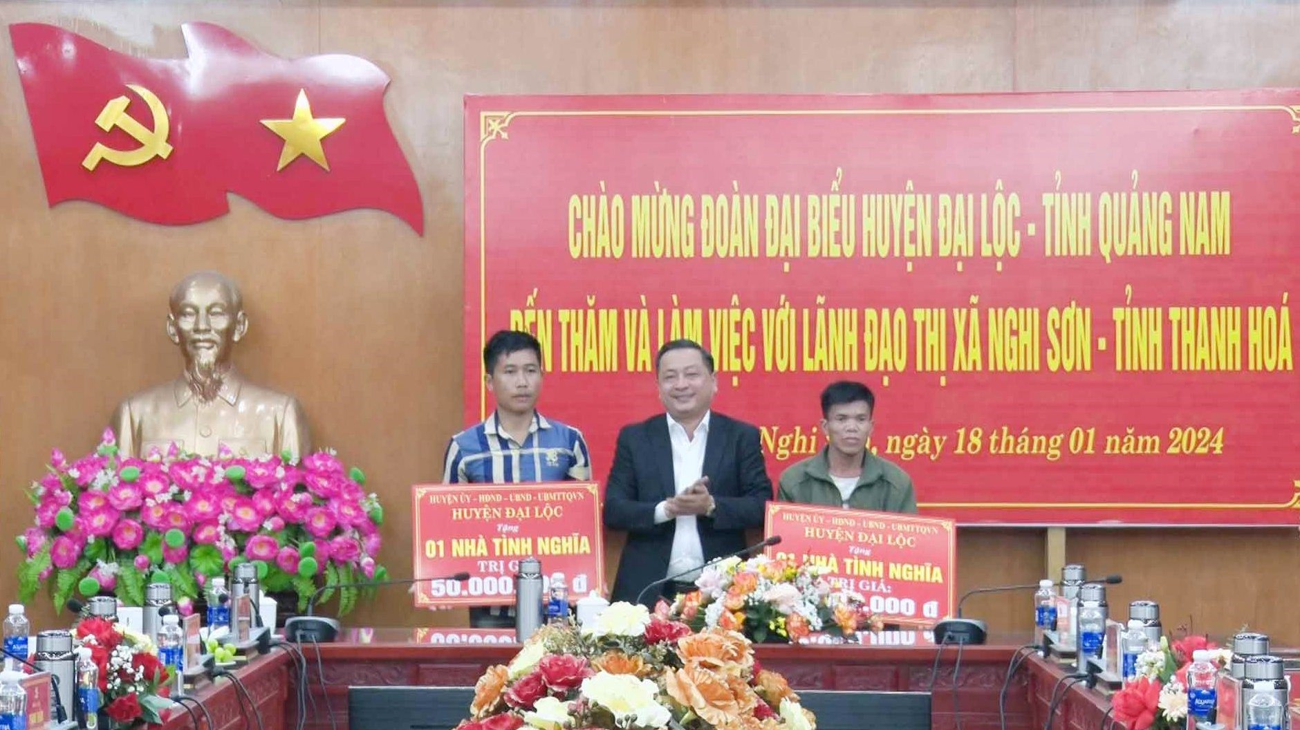 Đồng chí Nguyễn Hảo, Bí thư Huyện ủy Đại Lộc trao kinh phí hỗ trợ xây dựng 2 nhà tình nghĩa cho 2 gia đình có hoàn cảnh khó khăn tại thị xã Nghi Sơn.