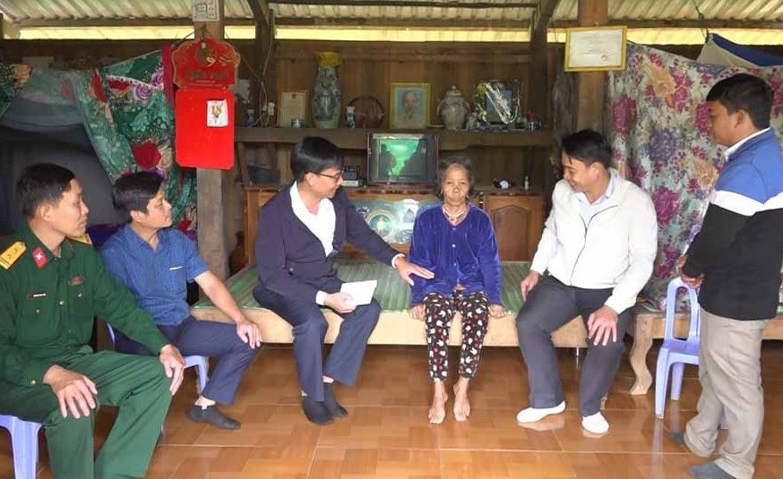 Đoàn công tác thị xã Điện Bàn đến thăm các gia đình chính sách huyện Đông Giang.