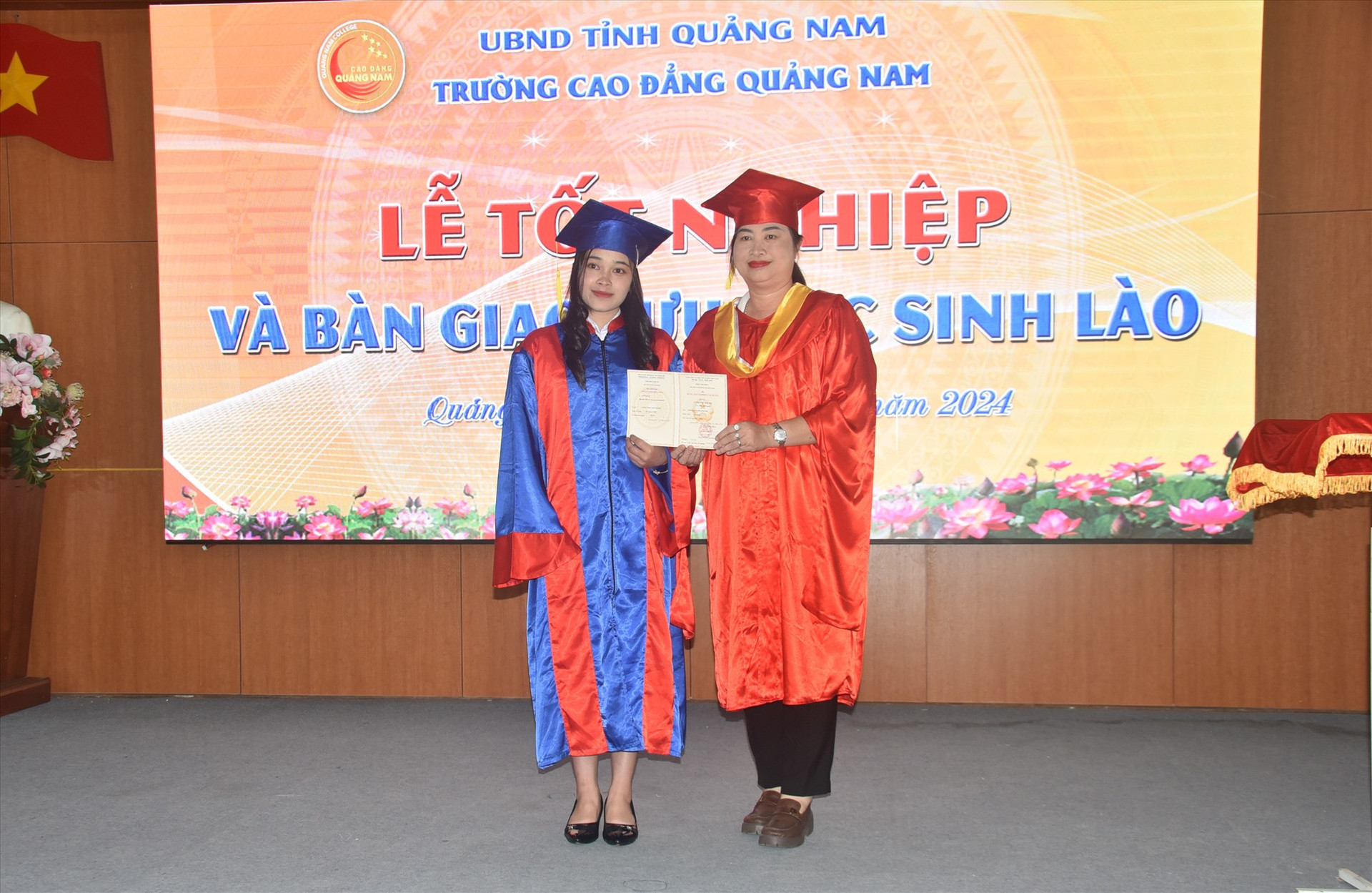 PGS.TS Vũ Thị Phương Anh trao bằng tốt nghiệp cho sinh viên. Ảnh: X.P
