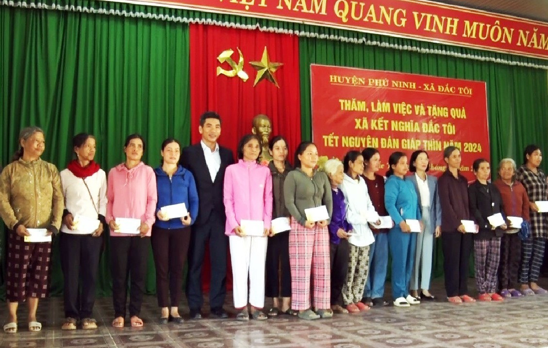 Đoàn công tác huyện Phú Ninh trao quà cho hộ nghèo
