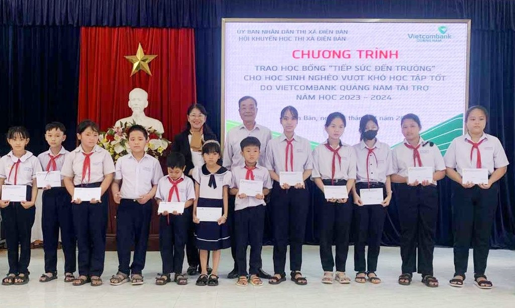 Nhiều suất học bổng đã được trao tặng cho học sinh nghèo học giỏi tại Điện Bàn. Ảnh: T.H