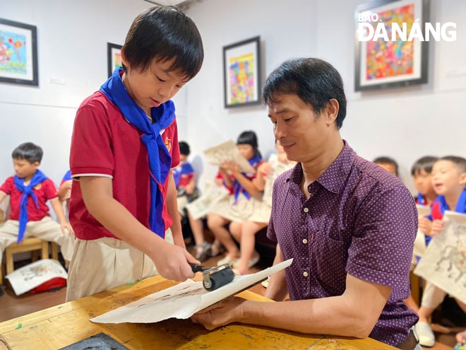 Nhiều du khách nhí tham gia trải nghiệm kỹ thuật in tranh Đông Hồ tại Bảo tàng Mỹ thuật Đà Nẵng. Ảnh: H.L