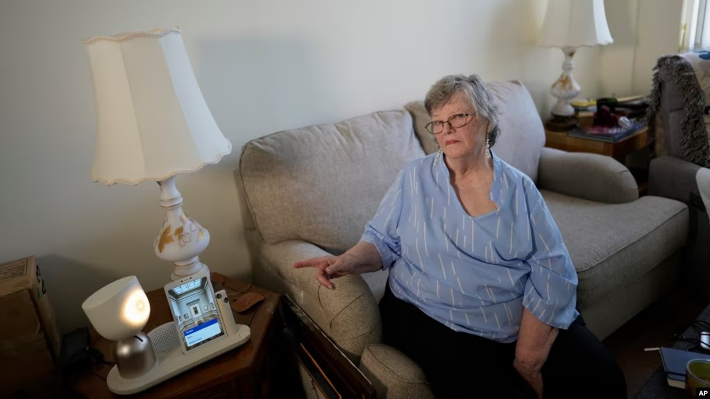 Bà Joyce Loaiza đang sử dụng robot ElliQ. Ảnh: AP