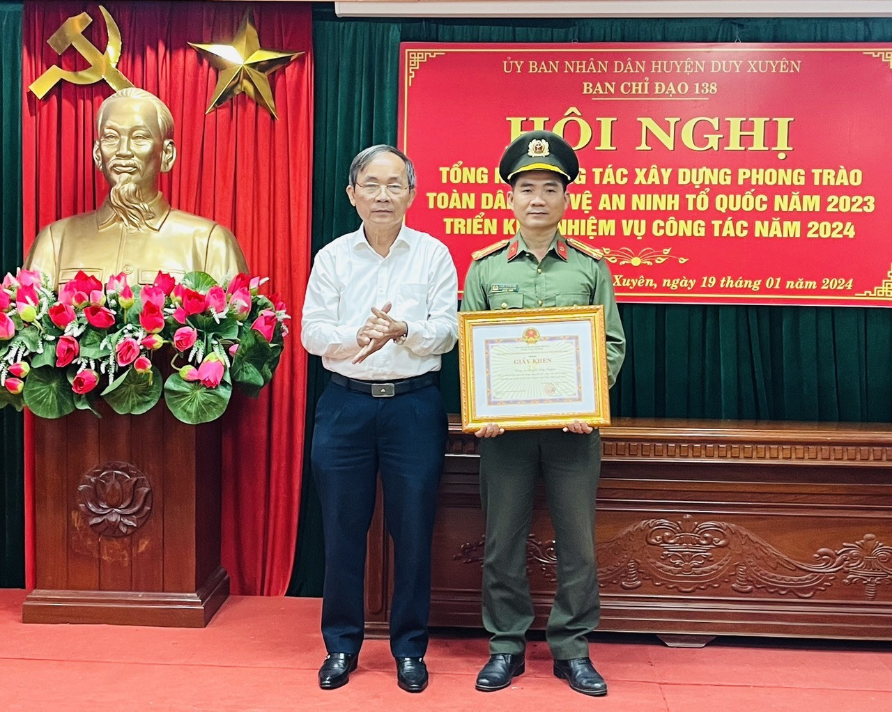 Chủ tịch UBND huyện Duy Xuyên tặng giấy khen cho đại diện lãnh đạo Công an huyện vì có thành tích xuất sắc trong đợt ra quân tấn công, trấn áp tội phạm. Ảnh: PV