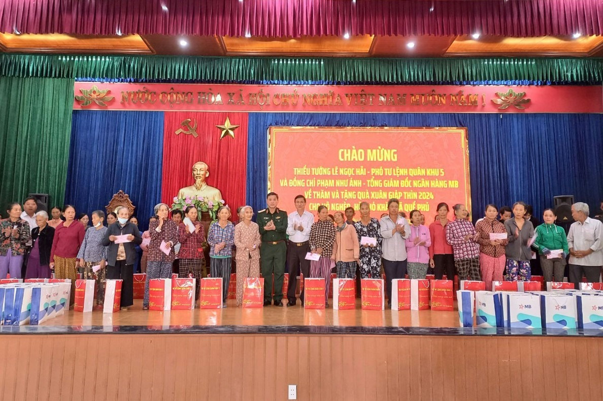 Thiếu tướng Lê Ngọc Hải - Phó Tư lệnh, Tham mưu trưởng Quân khu 5 tặng quà người dân xã Quế Phú. Ảnh: DUY THÁI