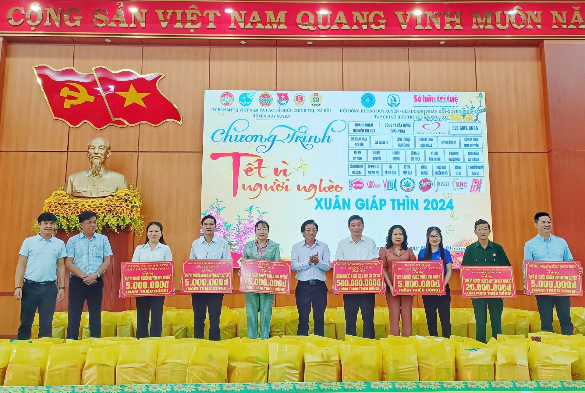 HĐH Duy Xuyên tại TP.Hồ Chí Minh và các doanh nghiệp đóng góp hỗ trợ quỹ vì người nghèo huyện Duy Xuyên. Ảnh: MAI VINH