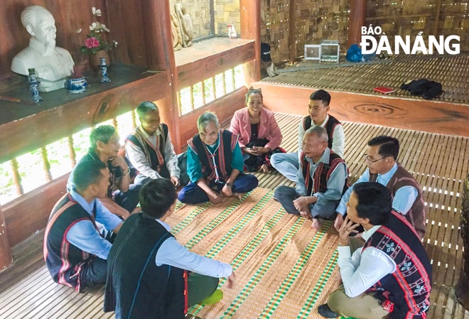Một buổi học hát lý, nói lý tại nhà Gươl của đồng bào Cơ tu xã Hòa Bắc, huyện Hòa Vang. Ảnh: XUÂN SƠN