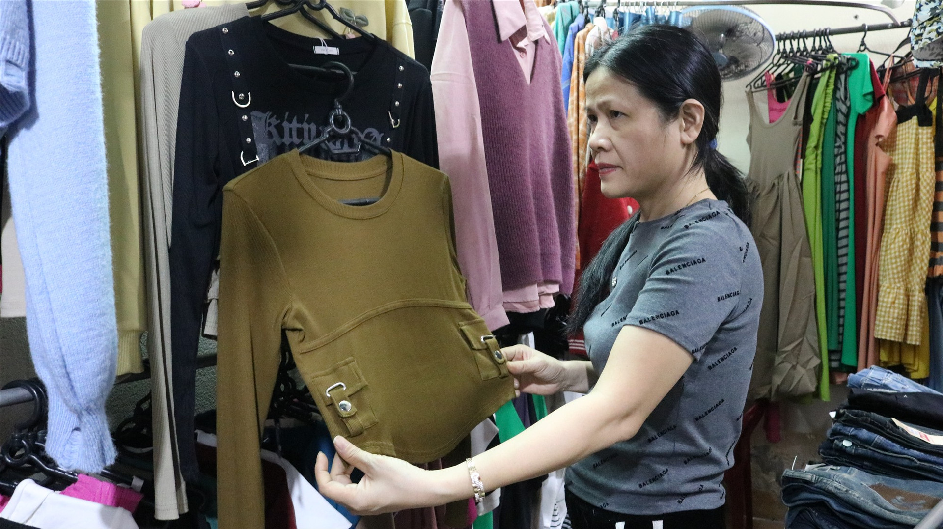 Cửa hàng thời trang của bà Nguyễn Thị Hằng (TP.Tam Kỳ) bày bán chủ yếu hàng Việt Nam chất lượng cao. Ảnh: Đ.H