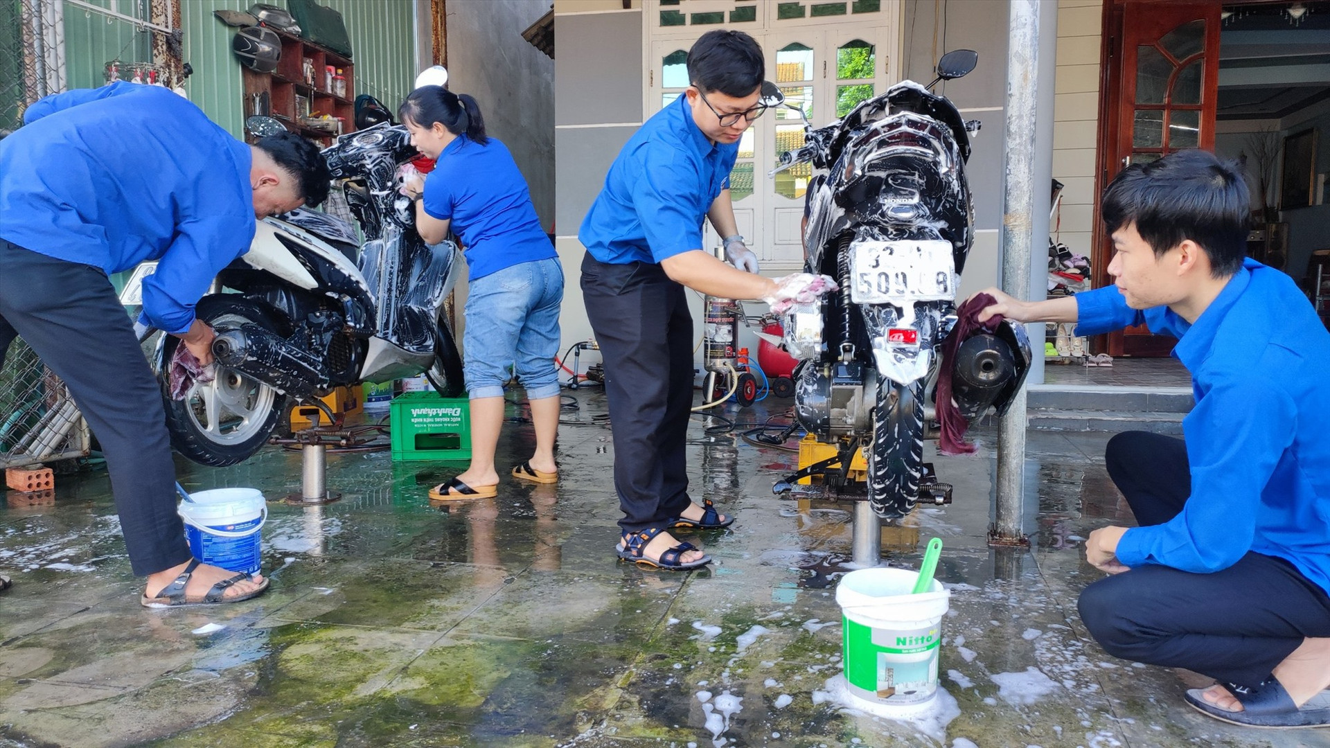 Đông đảo ĐVTN tham gia rửa xe. Ảnh: VT