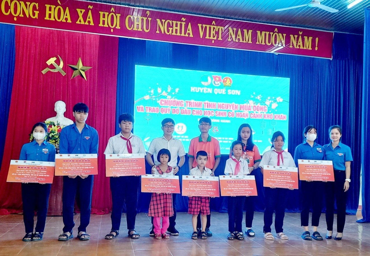 Trao quỹ đỡ đầu với kinh phí 936 triệu đồng cho học sinh Quế Sơn. Ảnh: DUY THÁI