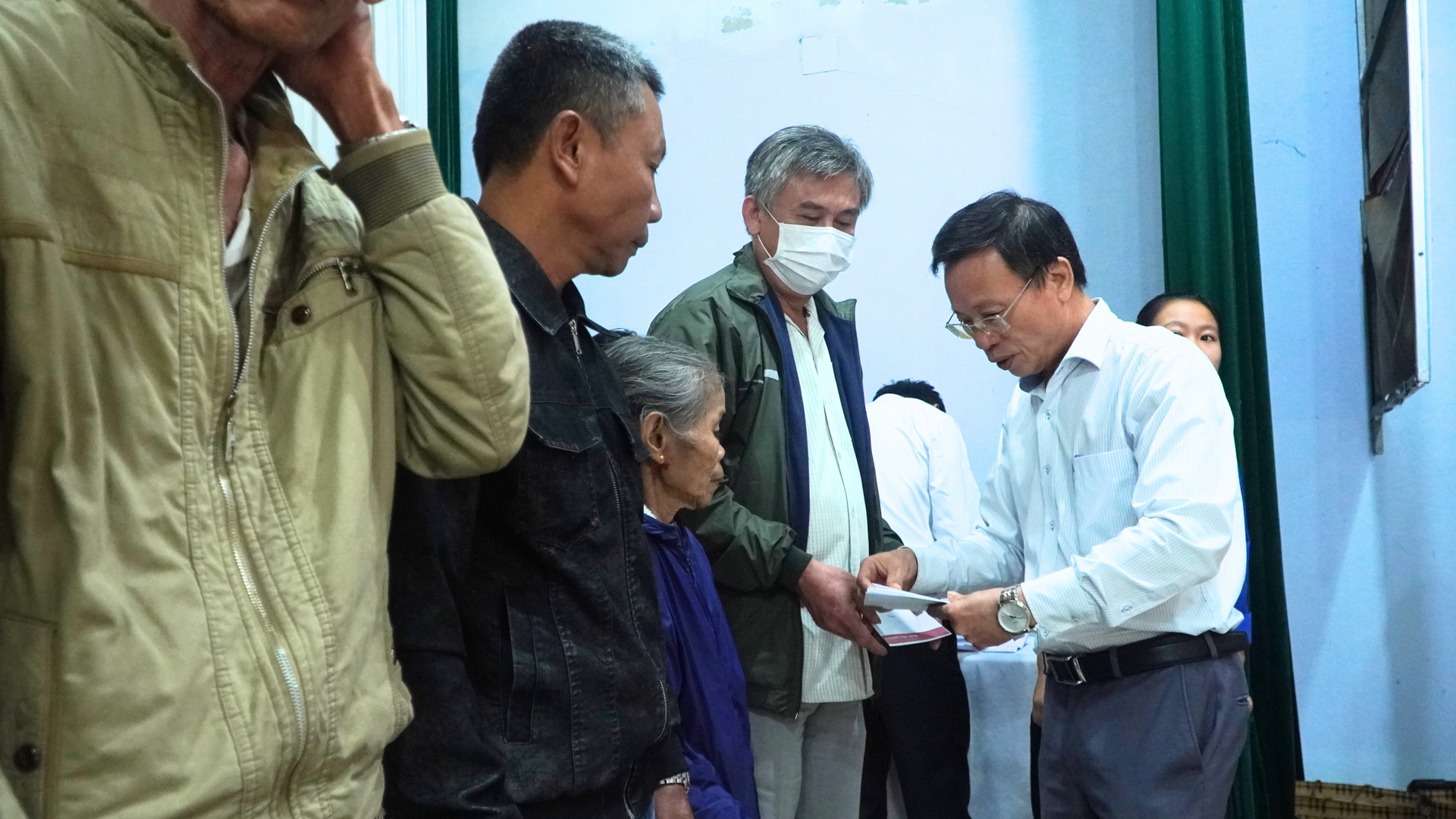 Nhà báo Lê Văn Nhi trao quà cho người dân Hiệp Đức. Ảnh: LỆ VINH