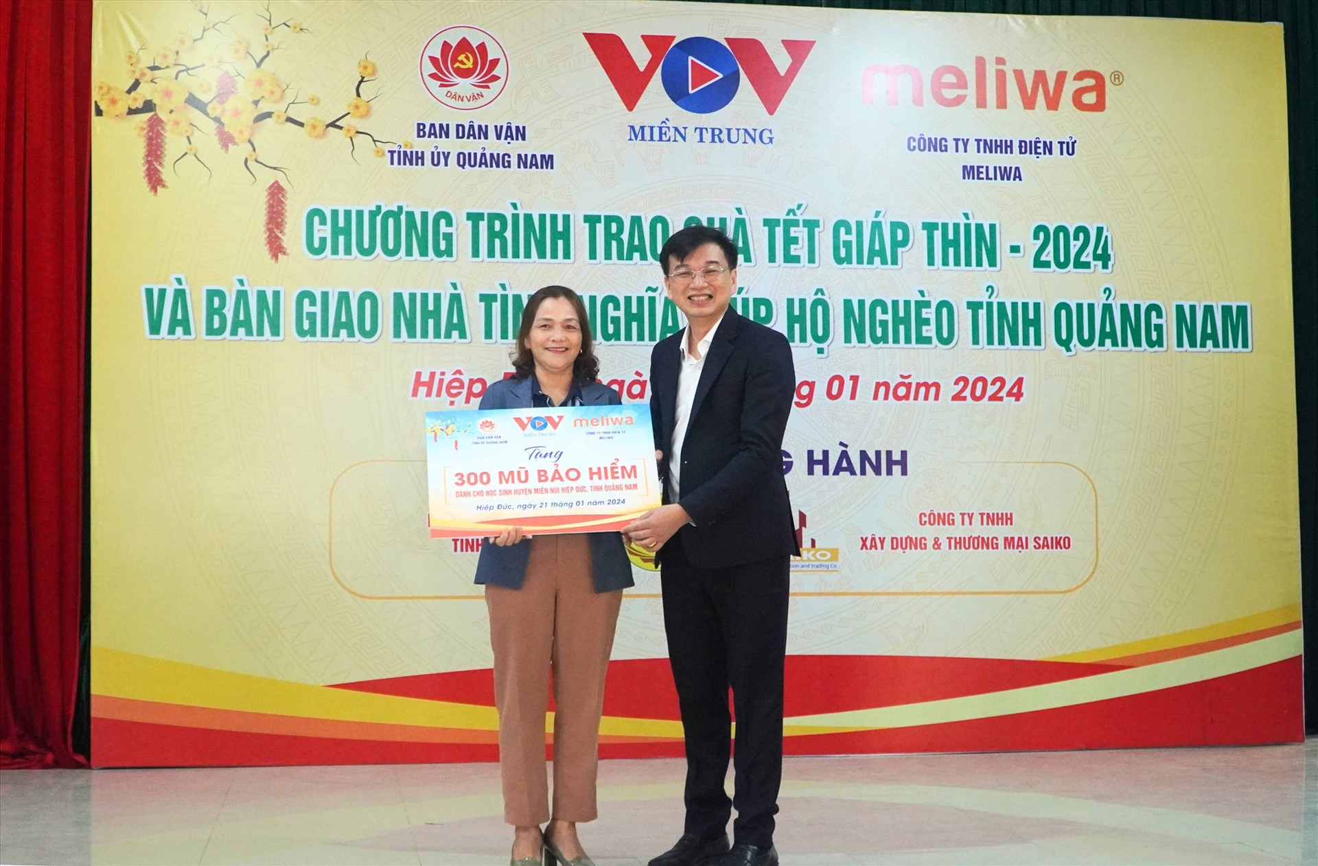 Doanh nhân Lê Hùng Anh trao 300 mũ bảo hiểm cho học sinh Hiệp Đức. Ảnh: LỆ VINH