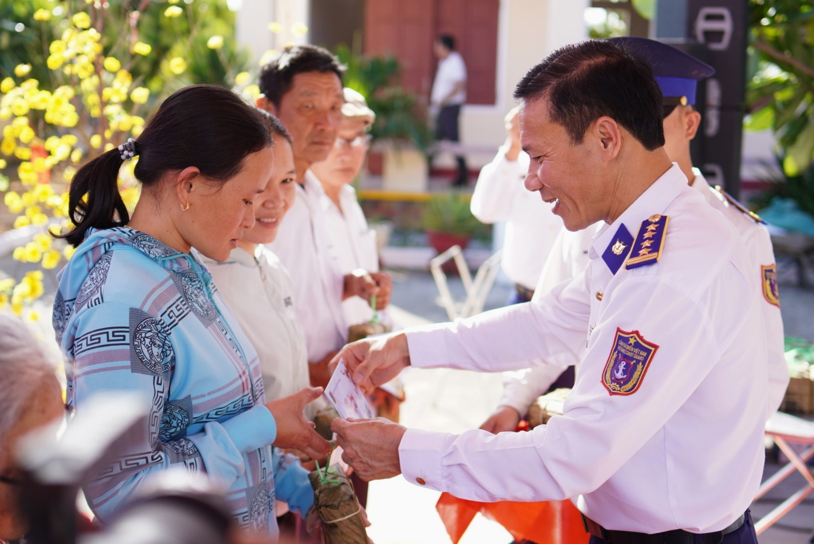 Đại tá Trần Hồng Quế - Phó Chính uỷ Vùng Cảnh sát biển 2 tặng quà cho gia đình ngư dân