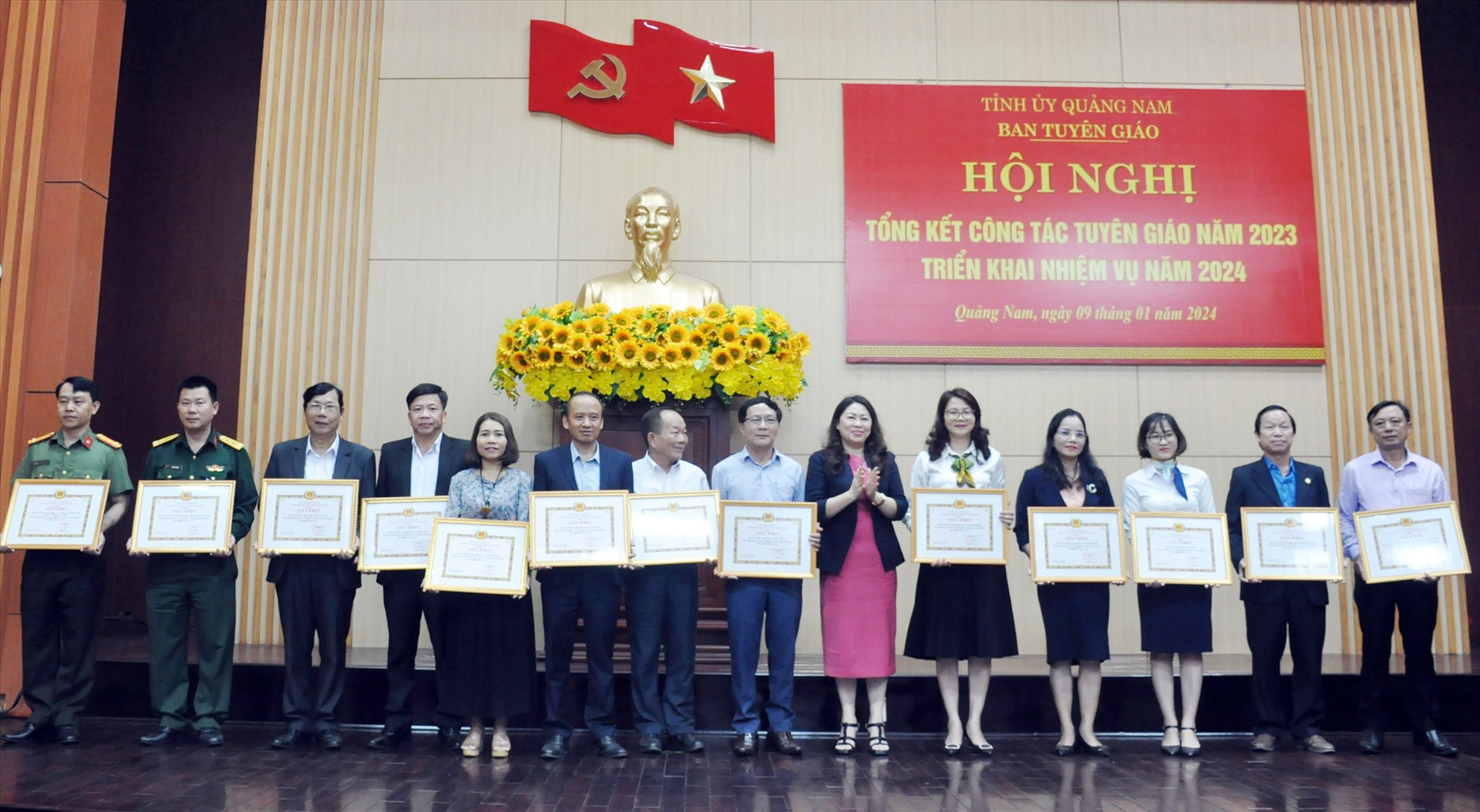 Trưởng ban Tuyên giáo Tỉnh ủy Nguyễn Thị Thu Lan tặng Giấy khen các tập thể có thành tích xuất sắc trong phong trào thi đua công tác tuyên giáo tỉnh Quảng Nam năm 2023. Ảnh: N.ĐOAN