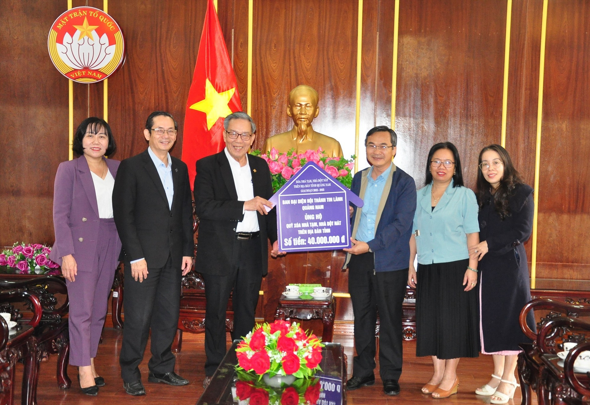Ban đại diện Hội thánh Tin lành Quảng Nam trao biểu trưng ủng hộ 40 triệu đồng vào Quỹ xóa nhà tạm, nhà dột nát của tỉnh. Ảnh: TÂM ĐAN