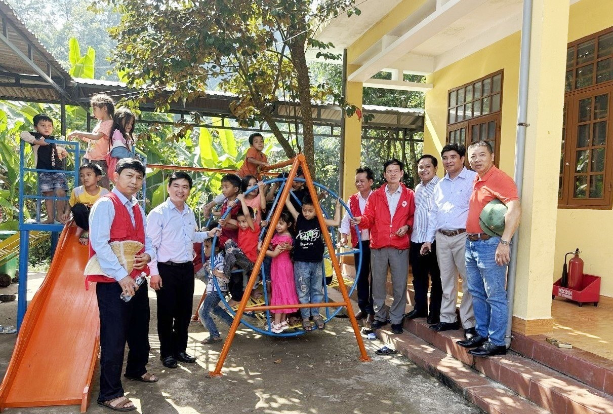Cựu cán bộ Đoàn Khối Doanh nghiệp, Công ty CP Cao su Quảng Nam tặng, bàn giao Khu vui chơi trẻ em vùng cao.