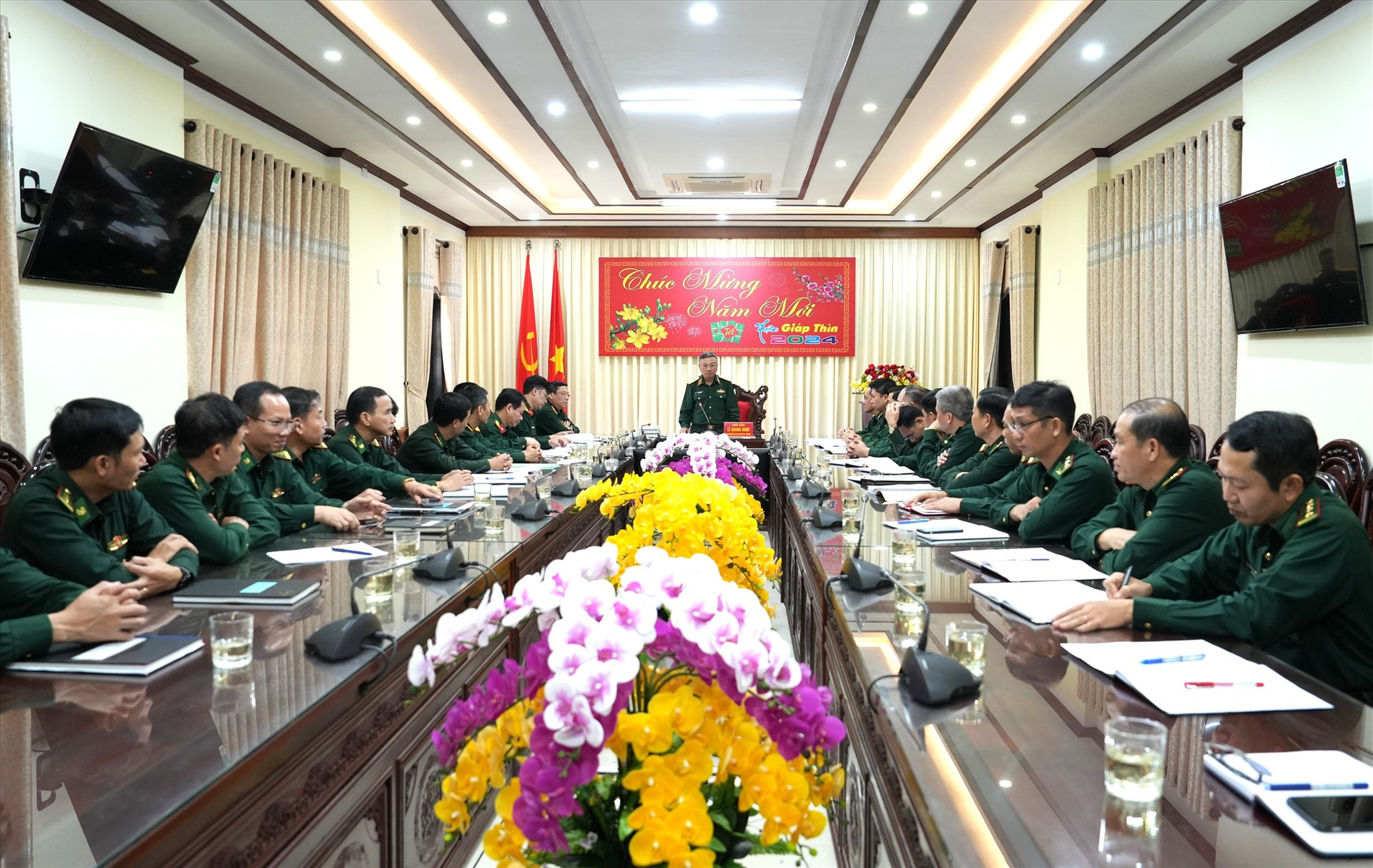 Trung tướng Lê Quang Minh - Phó chủ nhiệm Tổng cục Chính trị QĐND Việt Nam chúc tết BĐBP tỉnh. Ảnh: HUỲNH CHÍN